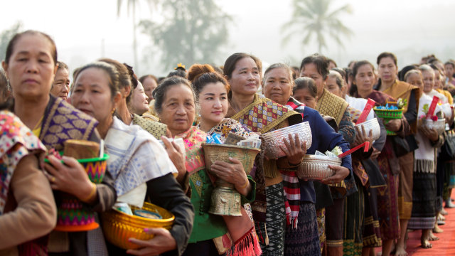 Perempuan berbaris ramaikan Festival Gajah (Foto: Phoonsab Thevongsa/Reuters)