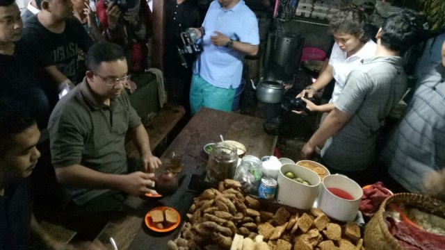 Anies sarapan ketan susu dan teh poci (Foto: Fahrian Saleh/kumparan)