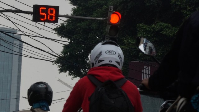 Ilustrasi lampu merah di jalan. (Foto: Aditia Noviansyah/kumparan)