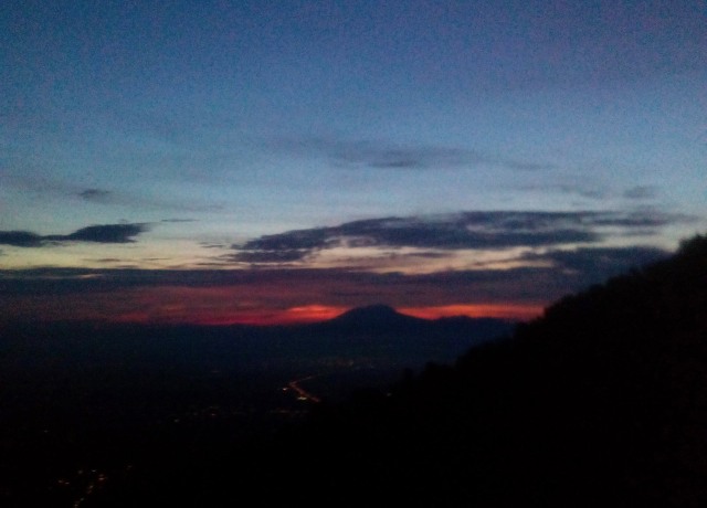 Pemandangan sunrise dari pos 2 Merapi/ (Foto: Muhammad Naufal/kumparan)