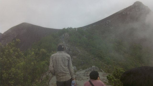 Jalur pendakian menuju Pasar Bubrah Merapi (Foto: Muhammad Naufal/kumparan)