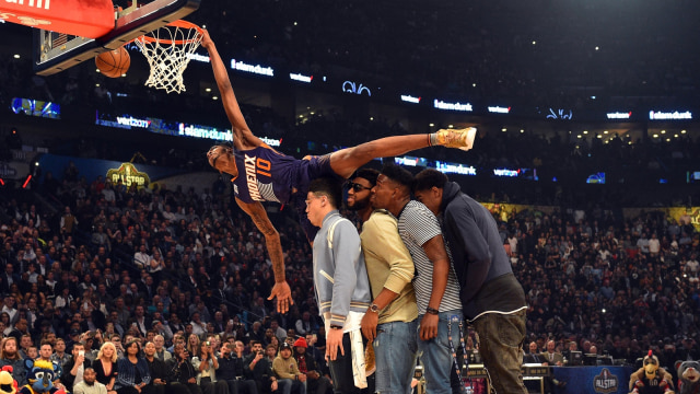 Aksi Dunk pemain Phoenix Suns, Derrick Jones Jr. (Foto: Bob Donnan-USA TODAY Sports Via Reuters)