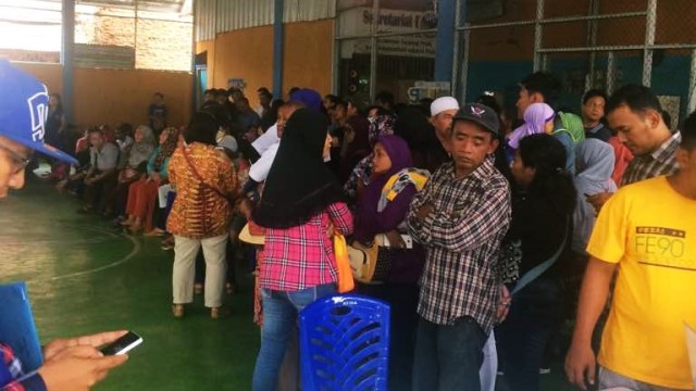 Partai Nasdem memberikan kartu ATM Bank DKI. (Foto: dok. DPD Nasdem DKI)