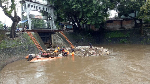 Sampah yang ada di pintu air Manggarai (Foto: Amanaturrosyidah/kumparan)