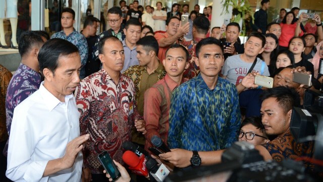 Jokowi diwawancarai wartawan di Senayan City. (Foto: Biro Pers, Media dan Informasi Sekretariat Presiden)
