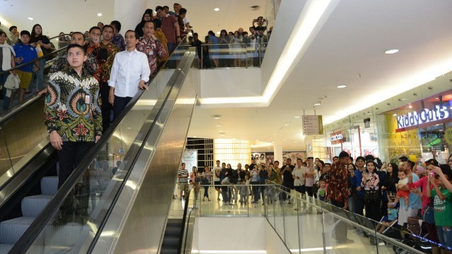 Jokowi menuruni eskalator di Senayan City. (Foto: Biro Pers, Media dan Informasi Sekretariat Presiden)