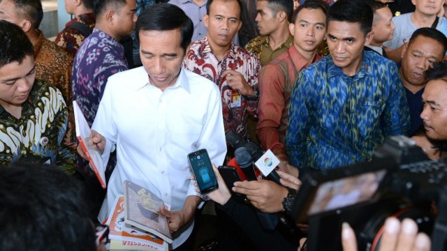 Jokowi belanja buku di Senayan City. (Foto: Biro Pers, Media dan Informasi Sekretariat Presiden)