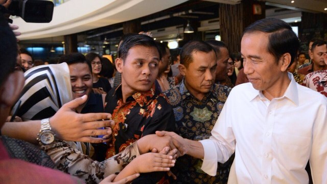 Warga bersalaman dengan Jokowi di Senayan City. (Foto: Biro Pers, Media dan Informasi Sekretariat Presiden)