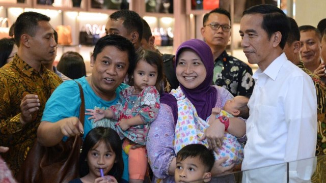 Warga ingin berfoto dengan Jokowi di Senayan City. (Foto: Biro Pers, Media dan Informasi Sekretariat Presiden)