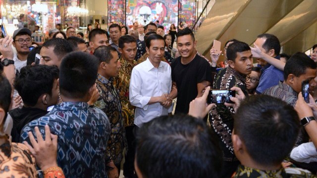 Warga antusias bertemu Jokowi di Senayan City. (Foto: Biro Pers, Media dan Informasi Sekretariat Presiden)