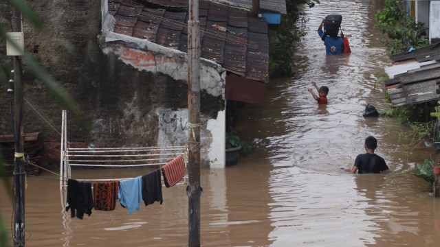 Banjir di Kawasan Cipinang Melayu, Jakarta Tiimur. (Foto: Fanny Kusumawardhani/kumparan)