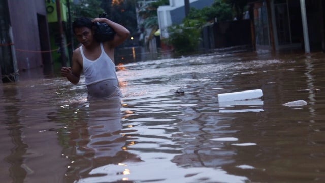 Banjir terlihat setinggi pinggang orang dewasa. Foto: Fanny Kusumawardhani/kumparan