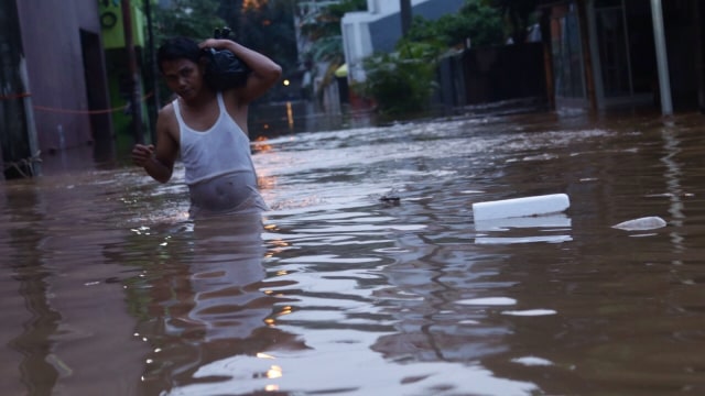 Banjir terlihat setinggi pinggang orang dewasa. (Foto: Fanny Kusumawardhani/kumparan)