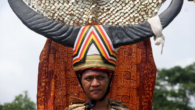 Pengawal kerajaan suku Toraja dalam upacara adat. (Foto: Abriawan Abhe/Antara)