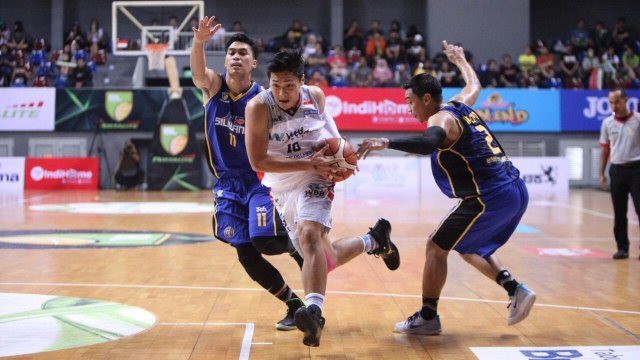 Rizky Effendi melewati dua pemain Siliwangi. (Foto: Indonesian Basketball League)