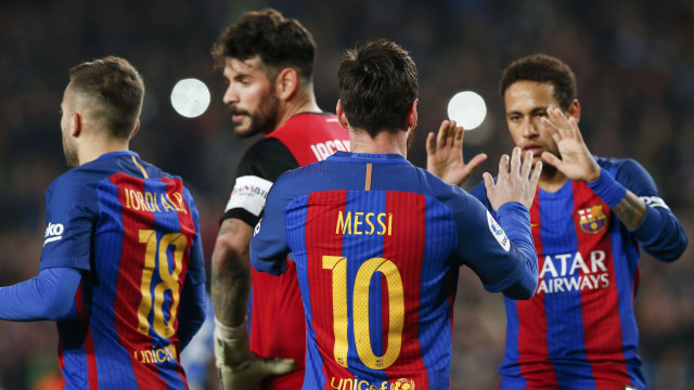 Messi dan Neymar merayakan gol. (Foto: Albert Gea/Reuters)