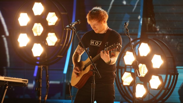 Ed Sheeran tampil di Grammy (Foto: REUTERS/LUCY NICHOLSON)