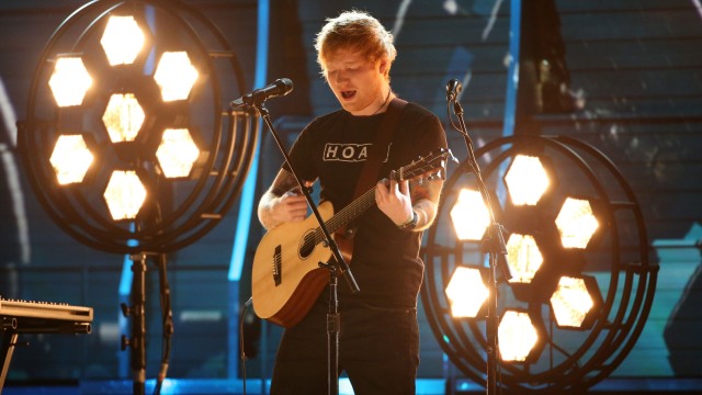 Ed Sheeran tampil di Grammy. Foto: REUTERS/LUCY NICHOLSON