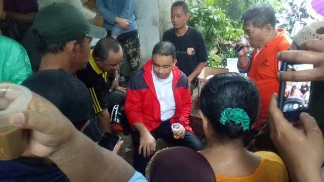 Anies Baswedan mengunjungi korban banjir Cipinang. (Foto: Wandha Nur Hidayat/kumparan)