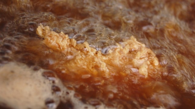 Ilustrasi menggoreng makanan. (Foto: Wikimedia Commons)