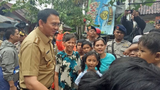 Ahok meninjau banjir di Bukit Duri. (Foto: Nadia Riso/kumparan)