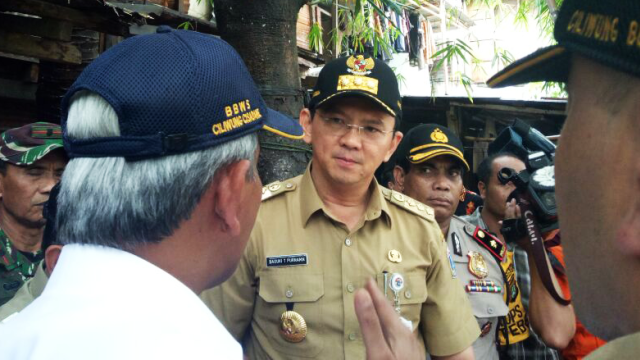 Ahok meninjau banjir di Bukit Duri. (Foto: Nadia Riso/kumparan)