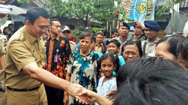 Ahok meninjau banjir di Bukit Duri. (Foto: Nadia Riso/kumparan)