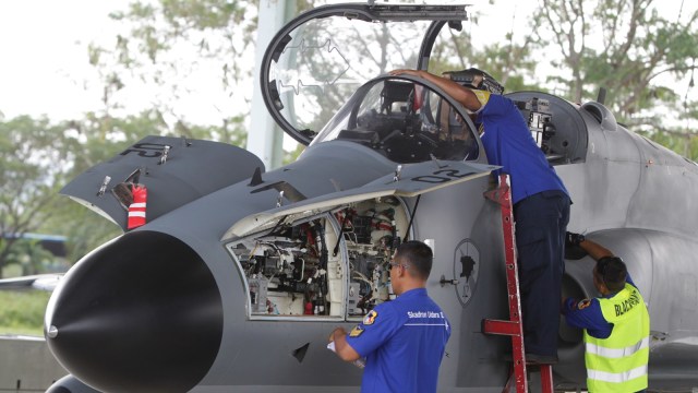 Pengecekan kesiapan pesawat jet tempur. (Foto: ANTARA/Ampelsa)