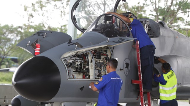 Teknisi memeriksa jet tempur Hawk 100/200 (Foto: Ampelsa/ANTARA)