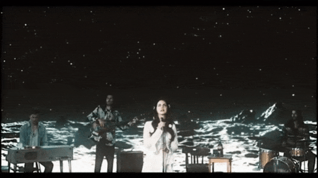 Adegan Lana Del Rey dalam video klip 'Love'. (Foto: LanaDelReyVEVO/Youtube)