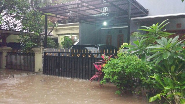 Banjir di Kompleks Duta Indah Bekasi. (Foto: Gesit Prayogi/kumparan)