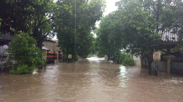 Genangan air yang tinggi di Duta Indah Bekasi. (Foto: Gesit Prayogi/kumparan)
