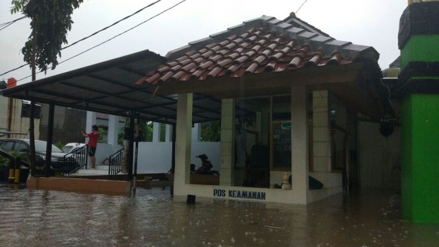 Banjir di depan Kompleks Duta Indah Bekasi. (Foto: Gesit Prayogi/kumparan)