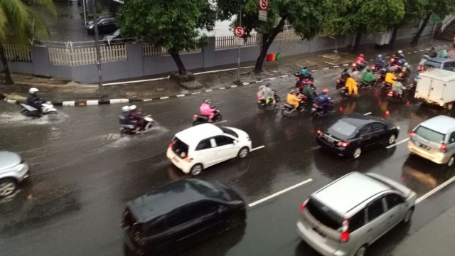 Genangan air di jalur lambat Rasuna Said. (Foto: Indra Subagja/kumparan)