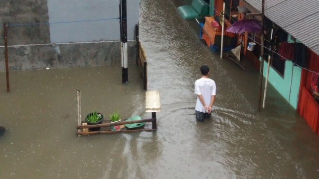 Banjir di wilayah Pedongkelan. (Foto: Twitter @TMCPoldaMetro)