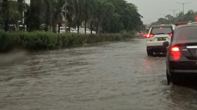 Banjir semata kaki di Tol BSD km7. Foto: Bergas Brilianto/kumparan