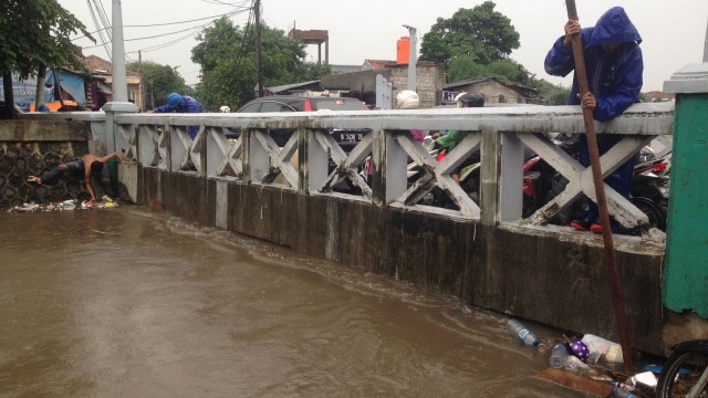 Upaya warga sekitar sungai di Kali Mampang. Foto: Fanny Kusumawardhani/kumparan