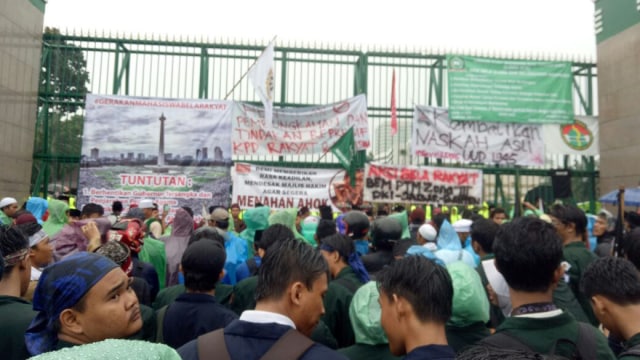 Massa aksi demo 212 di depan gedung DPR (Foto: Mustaqim Amna/kumparan)