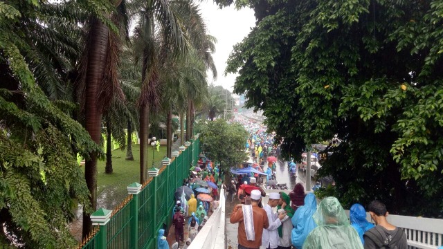 Massa memenuhi trotoar di depan gedung DPR (Foto: Mustaqim Amna/kumparan)