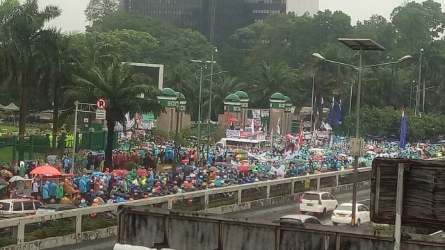 Kepadatan massa aksi 212 di depan gedung DPR. (Foto: Mustaqim Amna/kumparan)