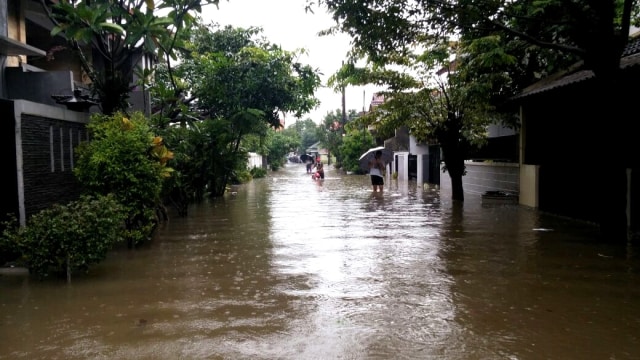 Banjir di perumahan Bintara Jaya Permai, Bekasi. (Foto: Muhammad Fikrie/kumparan)