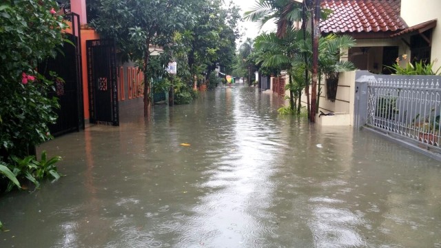 Banjir di perumahan Bintara Jaya Permai, Bekasi. (Foto: Muhammad Fikrie/kumparan)