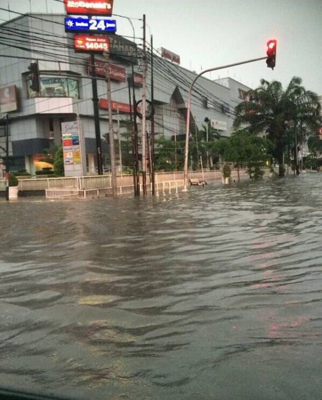 Jalan Pemuda, dekat Mall Arion. (Foto: Priyono Amangkurat)