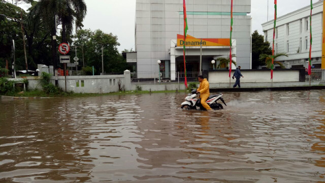 Banjir Kelapa Gading, depan MOI  Foto: Dwiky Darmawan/kumparan