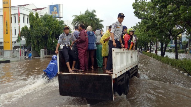 Banjir Kelapa Gading, depan MOI  (Foto: Dwiky Darmawan/kumparan)