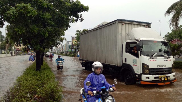 Banjir Kelapa Gading, depan MOI  (Foto: Dwiky Darmawan/kumparan)