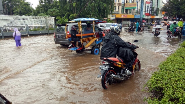 Banjir Kelapa Gading, depan MOI  (Foto: Dwiky Darmawan/kumparan)