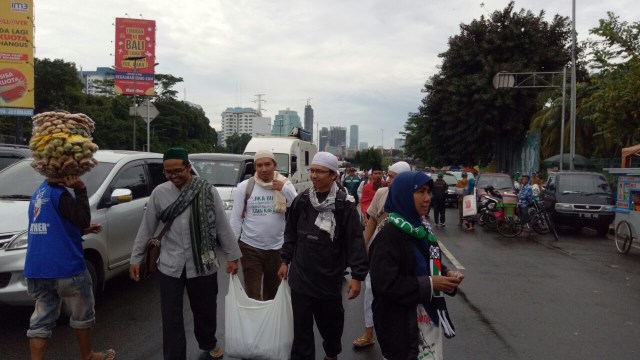 Bagi-bagi kurma gratis oleh warga asal Cikarang (Foto: Nurlaela/kumparan)