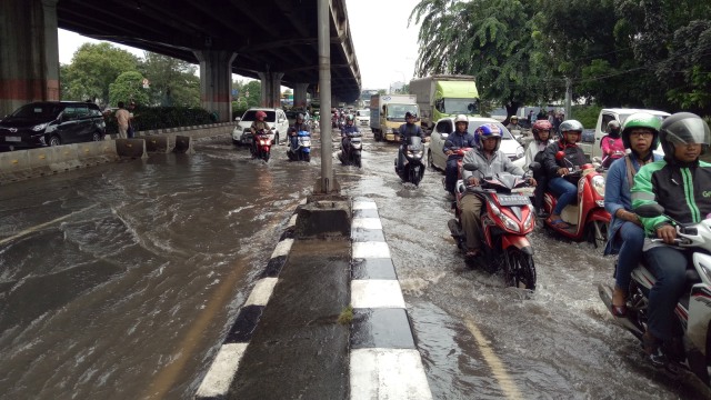 Beberapa Titik Jakarta Pusat masih banjir. (Foto: Nikolaus Harbowo/kumparan)