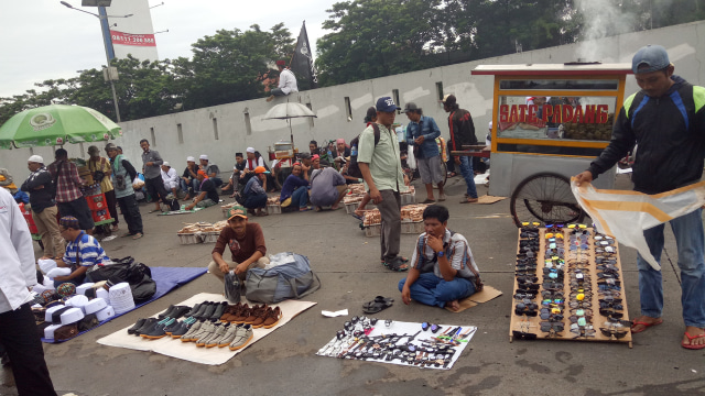 Pasar kaget di Jalan Gatot Subroto (Foto: Aria Pradana/kumparan)